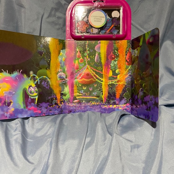 Troll’s Magnetic Activity Fun Book - Picture 4 of 4